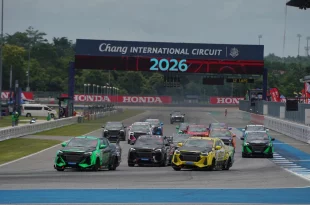 รถแข่งหลายคันออกตัวเป็นกลุ่มใน ISUZU CHALLENGE THAILAND 2026 Event 2 โดยมีป้าย Chang International Circuit 2026 ด้านหลัง