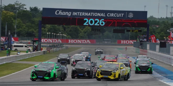 รถแข่งหลายคันออกตัวเป็นกลุ่มใน ISUZU CHALLENGE THAILAND 2026 Event 2 โดยมีป้าย Chang International Circuit 2026 ด้านหลัง