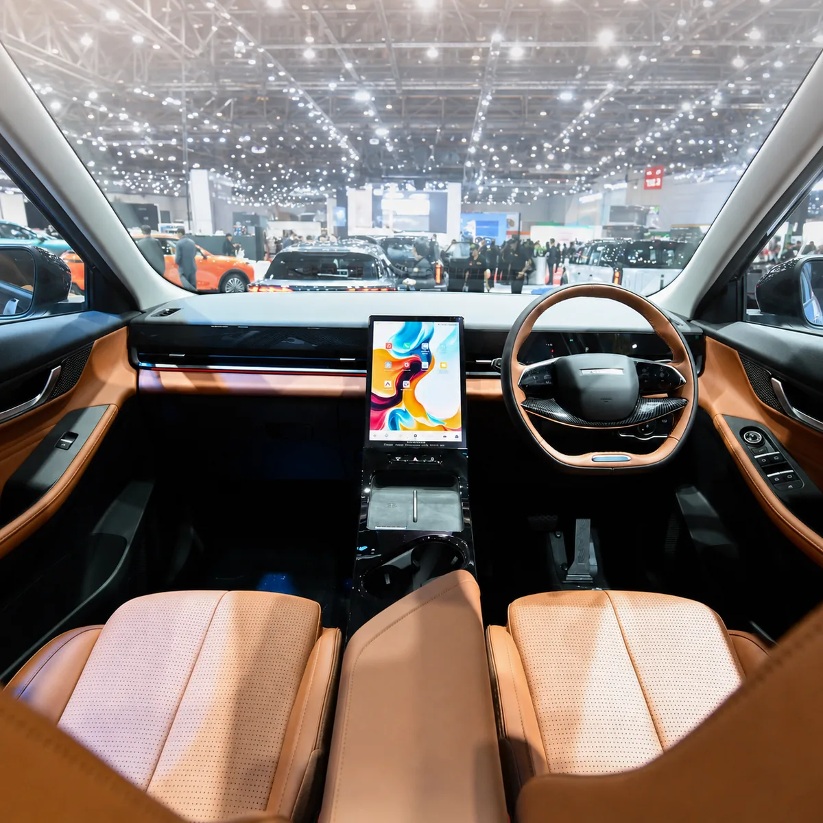 ภายใน JAECOO 5 EV ULTRA โทนสีน้ำตาล ห้องโดยสาร JAECOO 5 EV ULTRA โทนสีน้ำตาล พร้อมจอกลางและพวงมาลัยฝั่งขวา