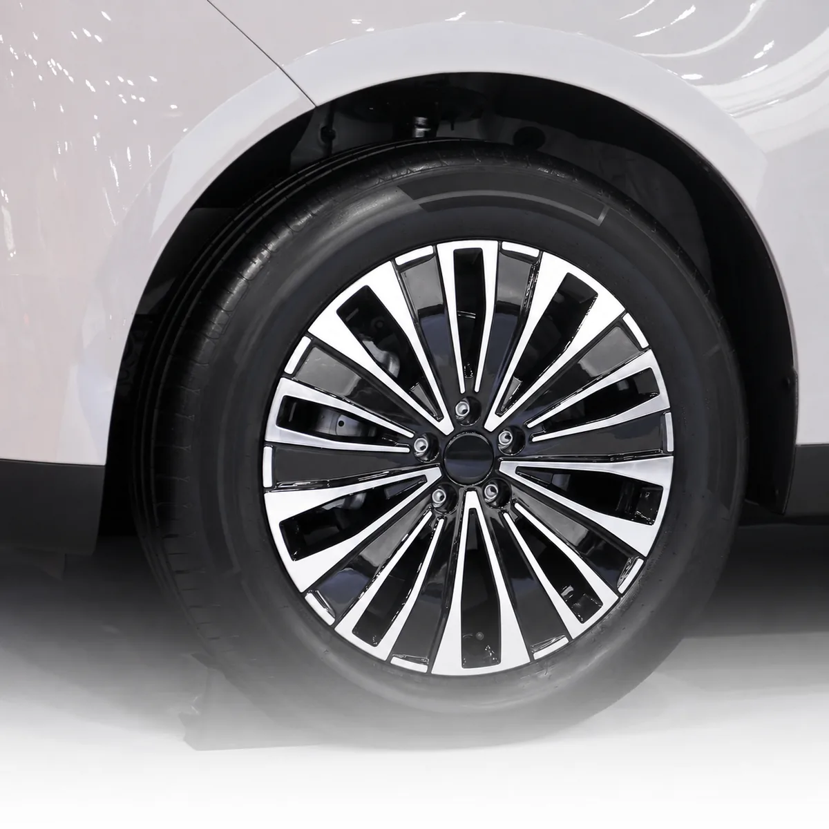 ล้ออัลลอย JAECOO 5 EV ULTRA ล้ออัลลอยดีไซน์ใหม่ของ JAECOO 5 EV ULTRA บนตัวรถสีขาว