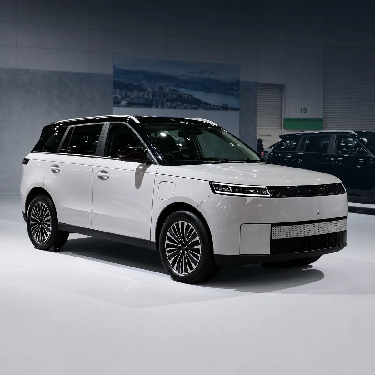 JAECOO 5 EV ULTRA สีขาว JAECOO 5 EV ULTRA สีขาว มุมด้านหน้าสามส่วนสี่ จัดแสดงภายในงาน