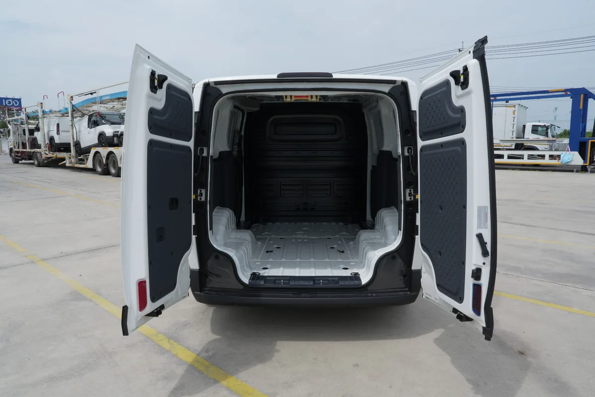 พื้นที่บรรทุก The Kia PV5 Cargo พื้นที่บรรทุกด้านหลัง The Kia PV5 Cargo ขณะเปิดประตูท้ายสองบาน