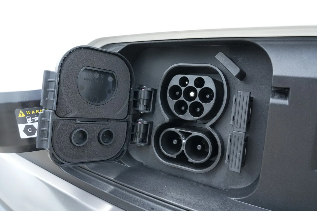 ช่องชาร์จ The Kia PV5 Cargo ช่องชาร์จไฟบริเวณด้านหน้าของ The Kia PV5 Cargo