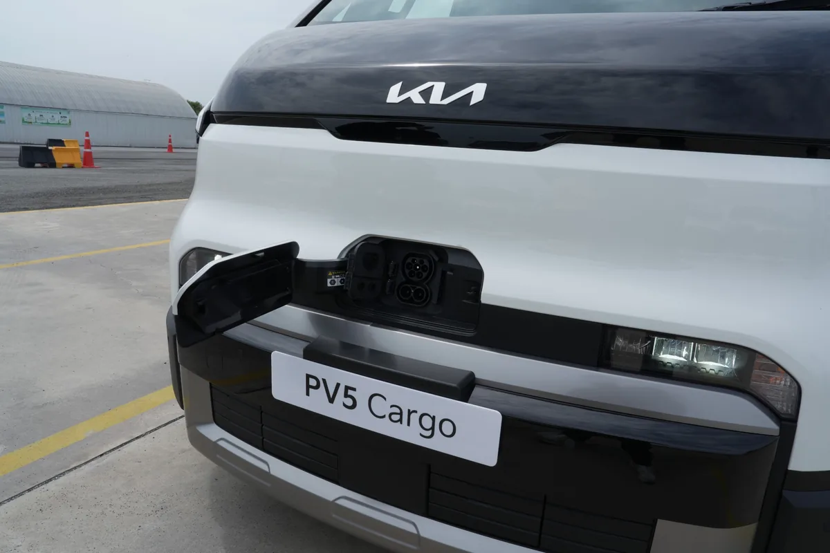 ช่องชาร์จ The Kia PV5 Cargo ช่องชาร์จไฟบริเวณด้านหน้าของ The Kia PV5 Cargo