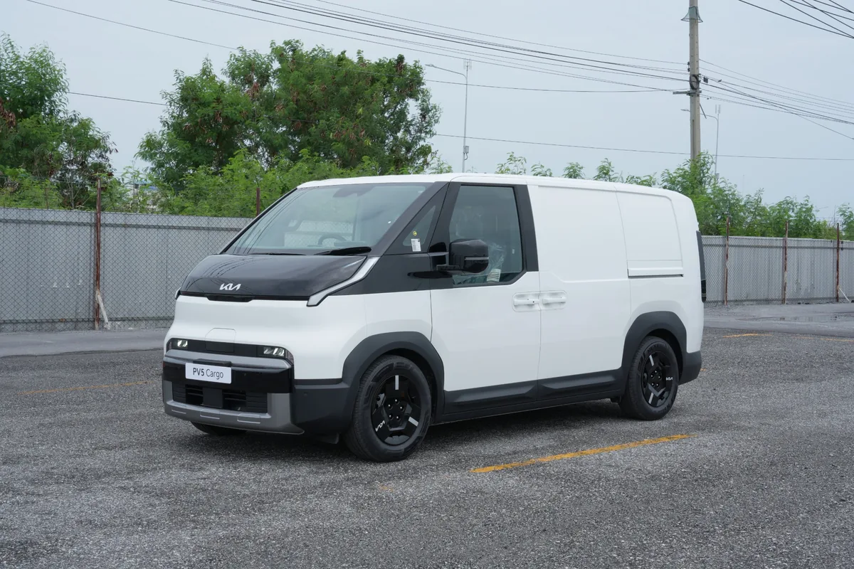 The Kia PV5 Cargo มุมด้านหน้าสามส่วน The Kia PV5 Cargo รถไฟฟ้าเชิงพาณิชย์ มุมด้านหน้าสามส่วน