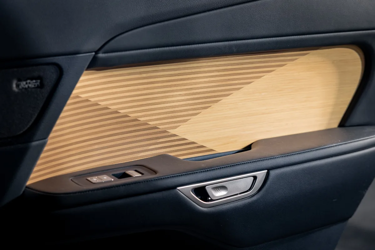 แผงประตู Bamboo Layering Lexus ES 350e รายละเอียดแผงประตูลายไม้ Bamboo Layering ภายใน Lexus ES 350e