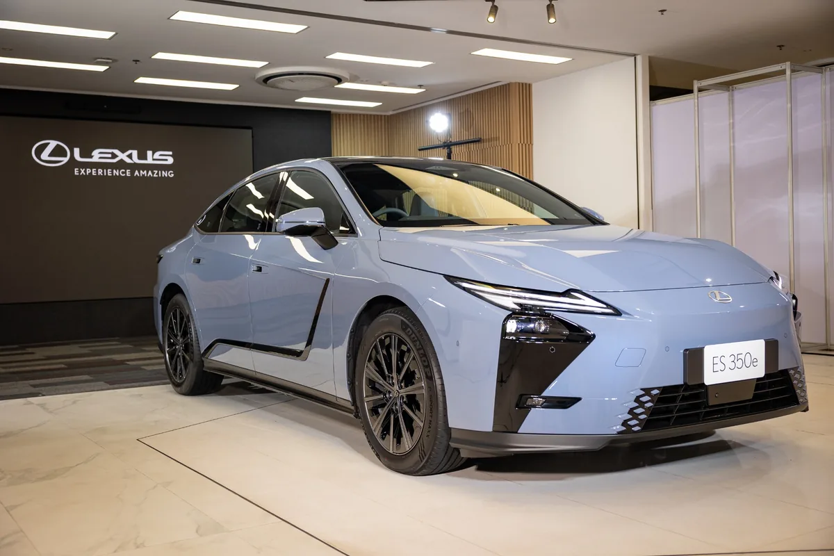 Lexus ES 350e มุมหน้าเฉียง Lexus ES 350e มุมมองด้านหน้าสามส่วน โชว์ดีไซน์ตัวถังและชุดไฟหน้า