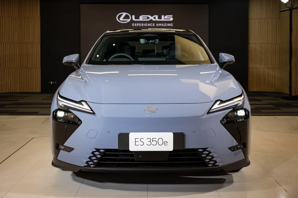 ด้านหน้า Lexus ES 350e Lexus ES 350e มุมมองด้านหน้า พร้อมชุดไฟหน้าและป้ายชื่อรุ่น ES 350e
