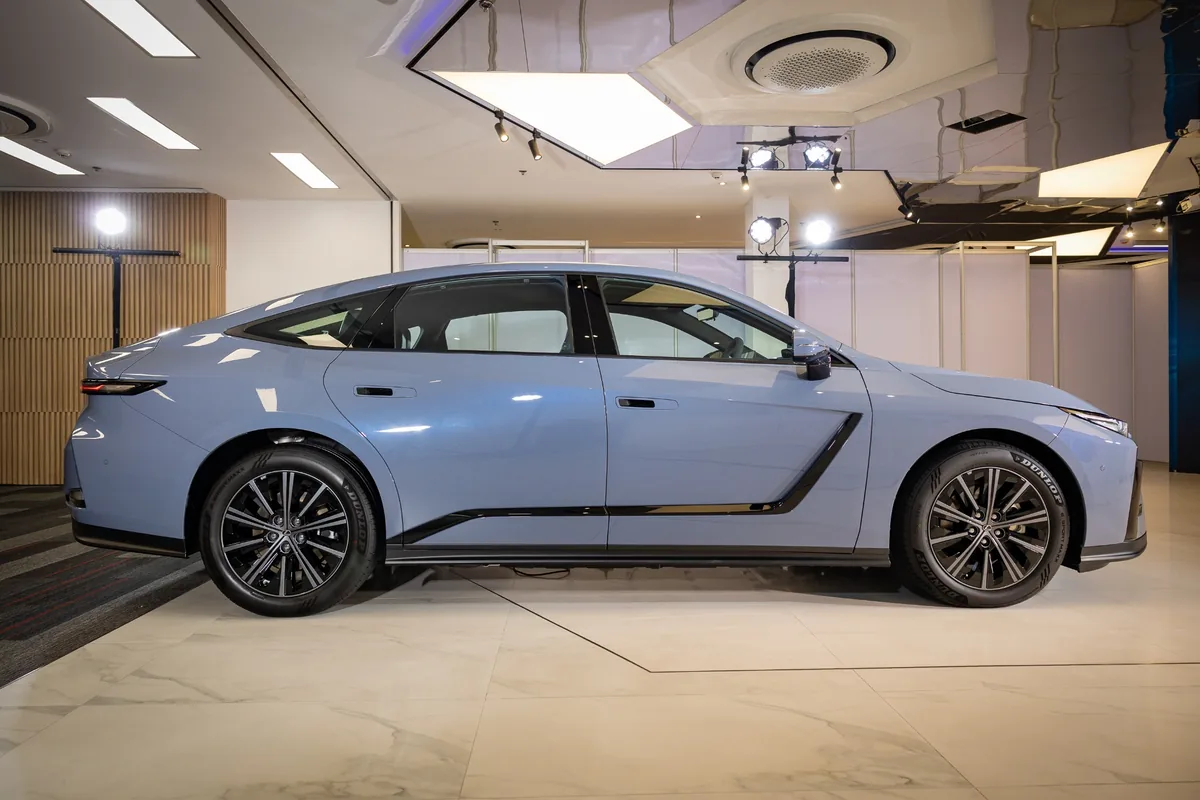 ด้านข้าง Lexus ES 350e Lexus ES 350e มุมมองด้านข้างเต็มคัน แสดงสัดส่วนตัวถังและแนวหลังคา