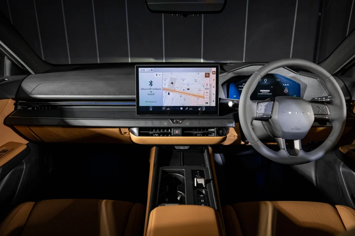 แดชบอร์ด Lexus ES 350h สี Hazel ห้องโดยสารด้านหน้าของ Lexus ES 350h สี Hazel พร้อมหน้าจอกลางและพวงมาลัย