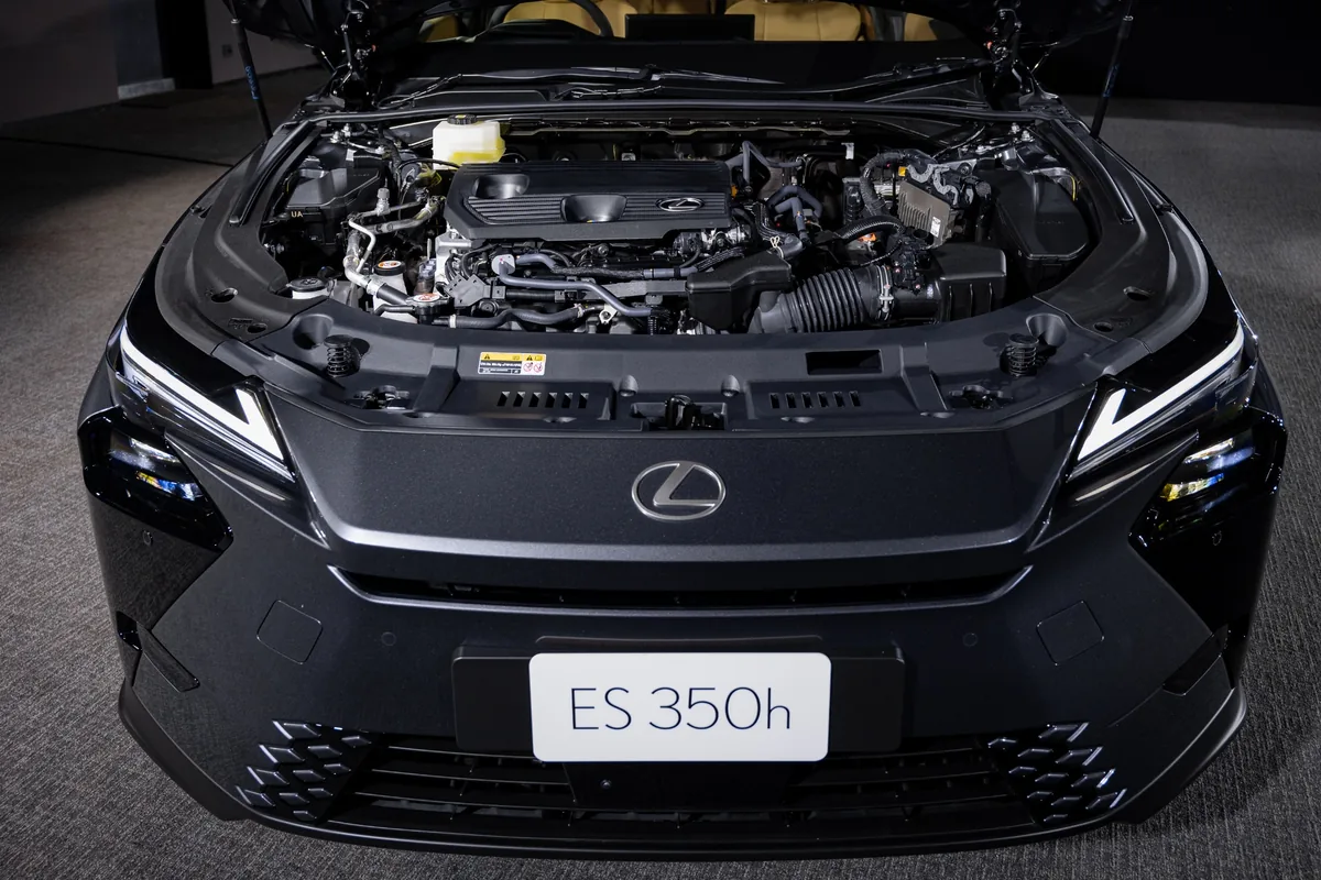 ห้องเครื่อง Lexus ES 350h ห้องเครื่อง Lexus ES 350h เมื่อเปิดฝากระโปรงหน้า
