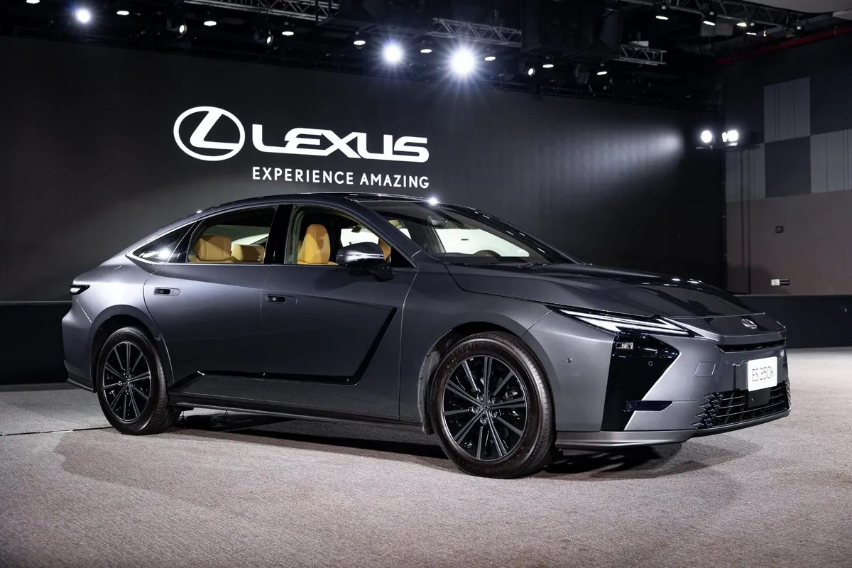Lexus ES 350h มุมหน้าเฉียง Lexus ES 350h มุมมองด้านหน้าสามส่วน พร้อมโลโก้ Lexus บริเวณฉากหลัง
