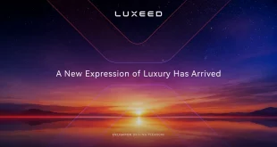 กราฟิก LUXEED พร้อมข้อความ A New Expression of Luxury Has Arrived และ Enlighten Driving Pleasure บนพื้นหลังท้องฟ้ายามพระอาทิตย์ตก