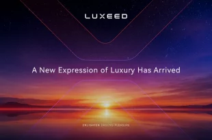 กราฟิก LUXEED พร้อมข้อความ A New Expression of Luxury Has Arrived และ Enlighten Driving Pleasure บนพื้นหลังท้องฟ้ายามพระอาทิตย์ตก