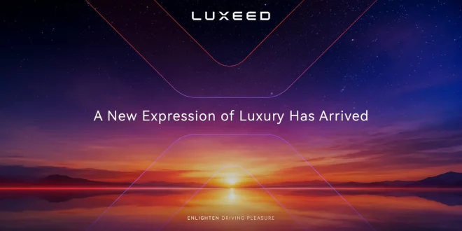กราฟิก LUXEED พร้อมข้อความ A New Expression of Luxury Has Arrived และ Enlighten Driving Pleasure บนพื้นหลังท้องฟ้ายามพระอาทิตย์ตก
