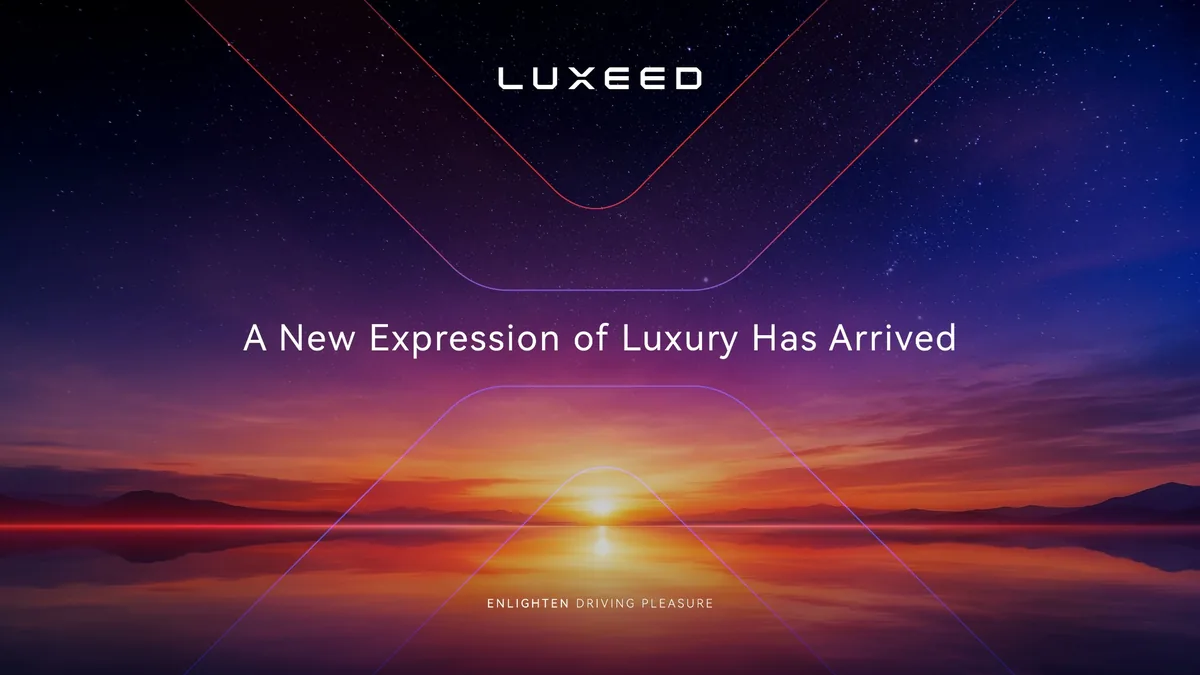 คีย์วิชวลแบรนด์ LUXEED กราฟิก LUXEED พร้อมข้อความ A New Expression of Luxury Has Arrived และ Enlighten Driving Pleasure บนพื้นหลังท้องฟ้ายามพระอาทิตย์ตก