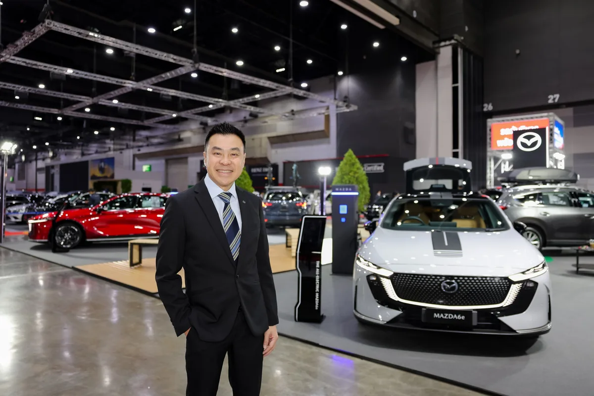 ผู้บริหารมาสด้ากับ Mazda6e ผู้บริหารมาสด้ายืนถ่ายภาพคู่กับ THE ALL-ELECTRIC MAZDA6e ภายในงาน Bangkok Auto Salon 2026