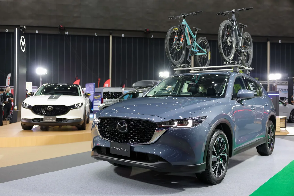 New Mazda CX-5 ภายในบูธมาสด้า New Mazda CX-5 สีฟ้าจอดแสดงด้านหน้า ภายในบูธมาสด้า