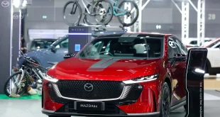 THE ALL-ELECTRIC MAZDA6e สีแดงจัดแสดงด้านหน้าในบูธมาสด้า