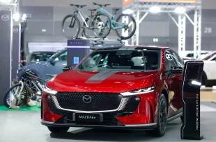 THE ALL-ELECTRIC MAZDA6e สีแดงจัดแสดงด้านหน้าในบูธมาสด้า