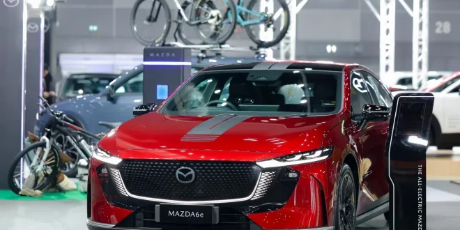 THE ALL-ELECTRIC MAZDA6e สีแดงจัดแสดงด้านหน้าในบูธมาสด้า