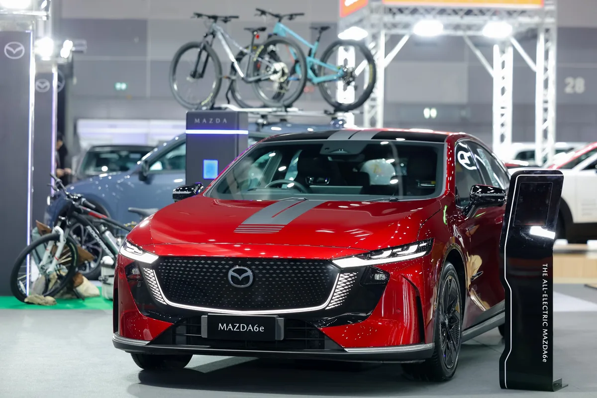 THE ALL-ELECTRIC MAZDA6e สีแดง THE ALL-ELECTRIC MAZDA6e สีแดงจัดแสดงด้านหน้าในบูธมาสด้า