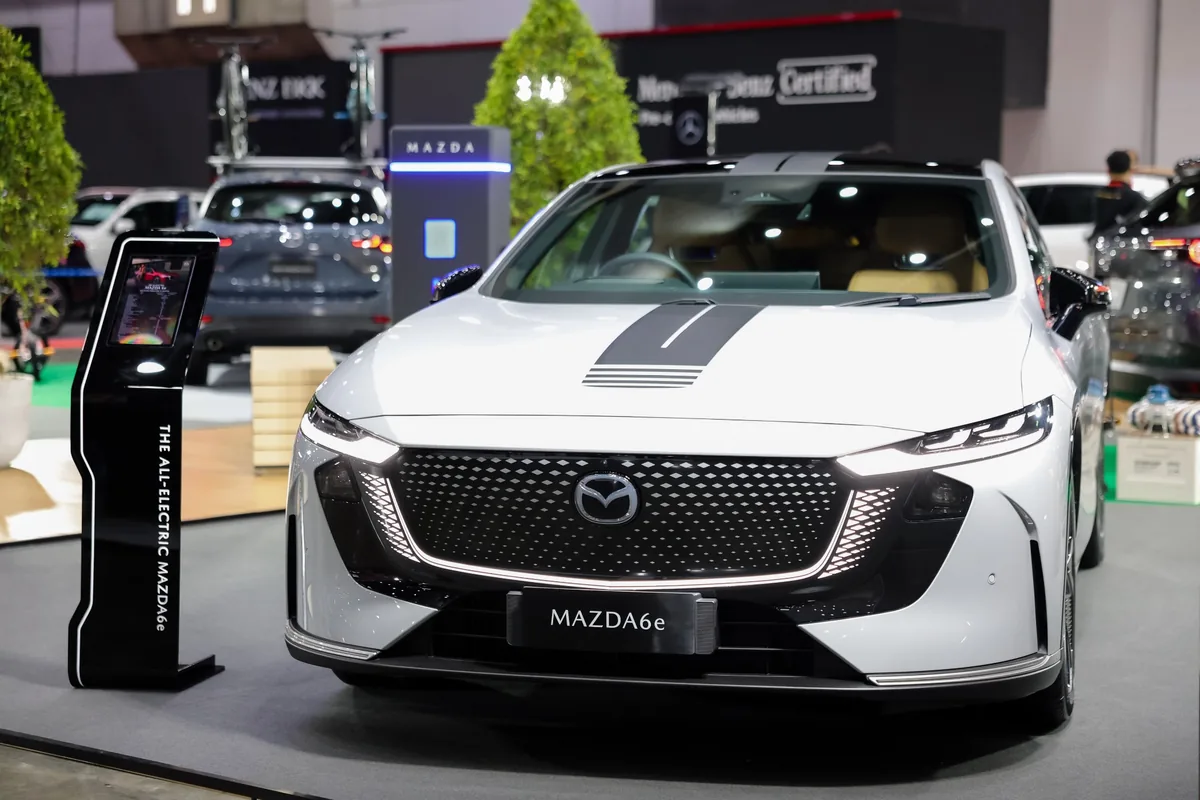 THE ALL-ELECTRIC MAZDA6e สีขาว THE ALL-ELECTRIC MAZDA6e สีขาวจัดแสดงด้านหน้าในบูธมาสด้า