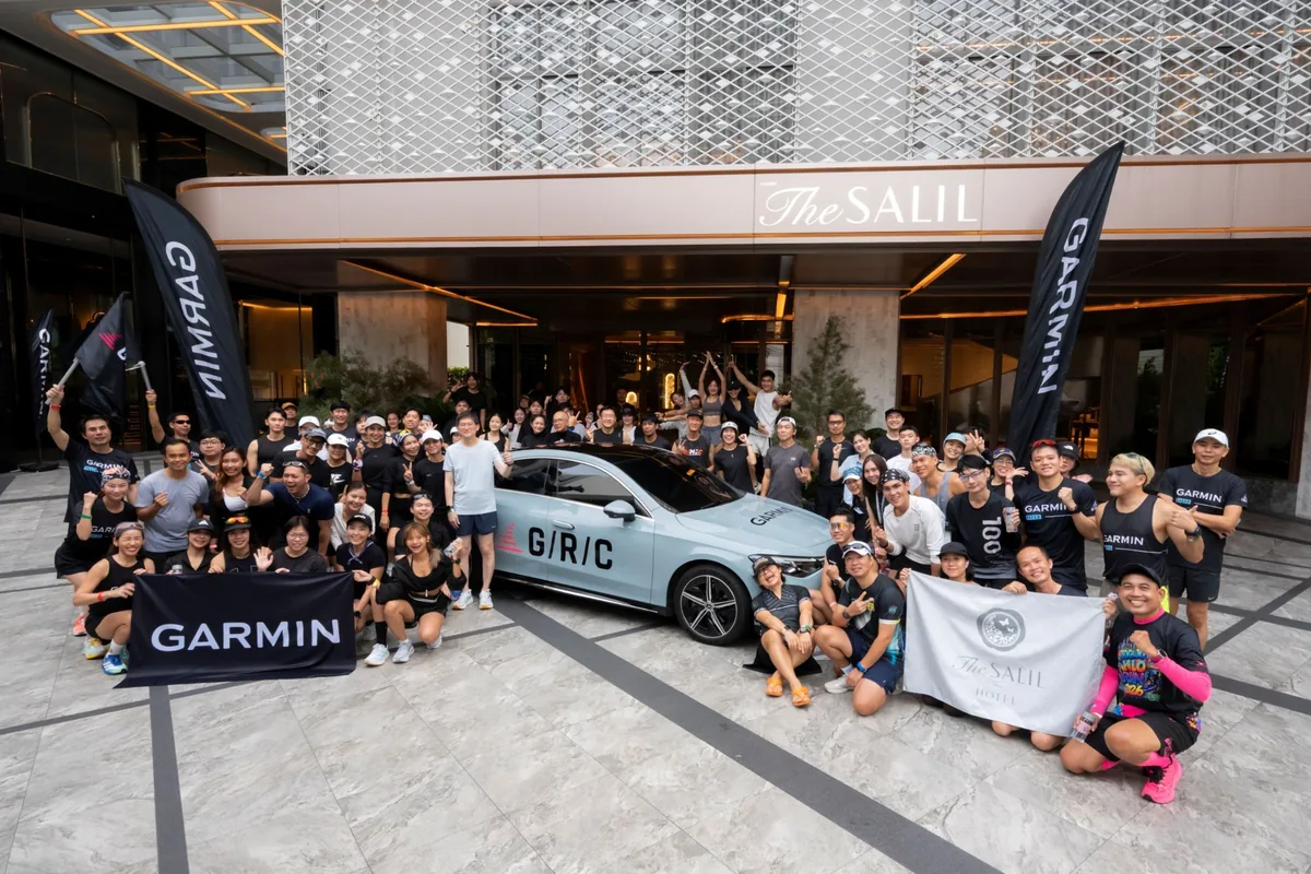 ภาพหมู่ Mercedes-Benz x Garmin Run Club ผู้เข้าร่วมกิจกรรม Garmin Run Club Thailand ถ่ายภาพหมู่หน้า The Salil พร้อมรถ Mercedes-Benz ติดกราฟิก G/R/C