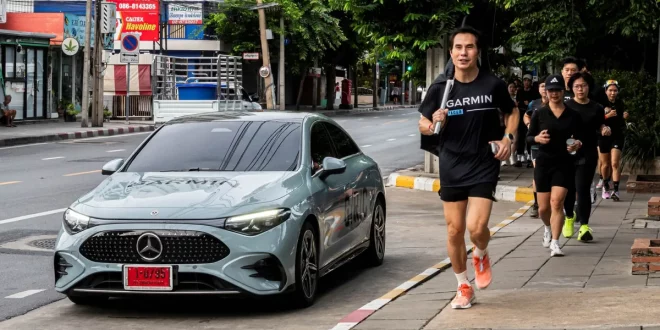 นักวิ่งวิ่งบนทางเท้าข้างรถ Mercedes-Benz ติดกราฟิก G/R/C ระหว่างกิจกรรม Mercedes-Benz x Garmin Run Club