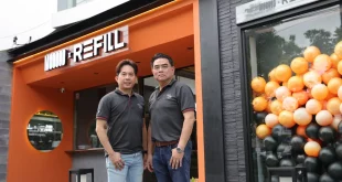 นายธนพง พงศ์พานิช และนายฉัตวิทัย ตันตราภรณ์ ยืนบริเวณหน้าร้าน MOOOOO x REFILL