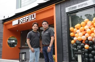 นายธนพง พงศ์พานิช และนายฉัตวิทัย ตันตราภรณ์ ยืนบริเวณหน้าร้าน MOOOOO x REFILL