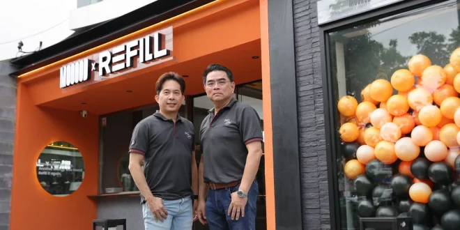 นายธนพง พงศ์พานิช และนายฉัตวิทัย ตันตราภรณ์ ยืนบริเวณหน้าร้าน MOOOOO x REFILL