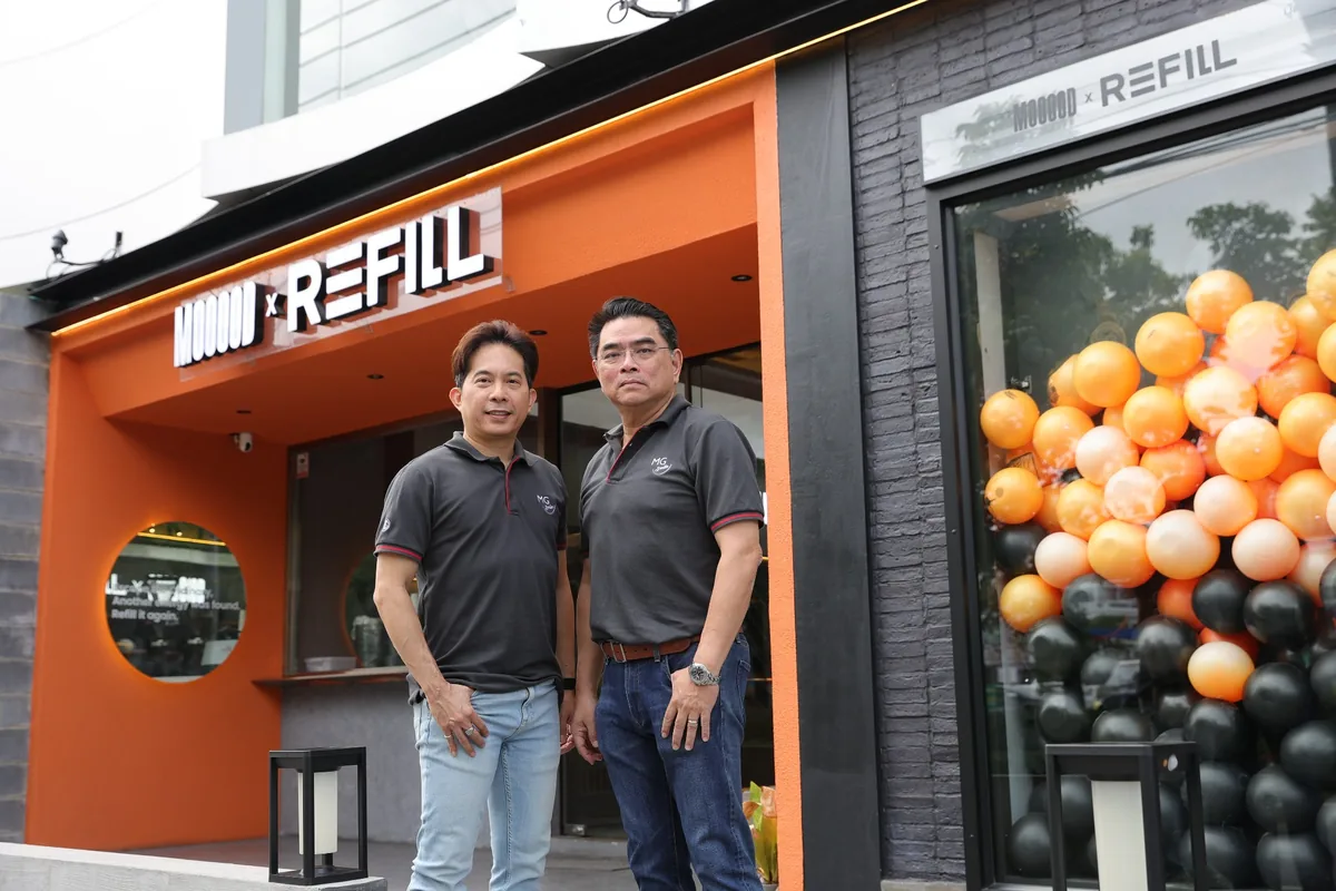 นายธนพง พงศ์พานิช และนายฉัตวิทัย ตันตราภรณ์ ที่ร้าน REFILL นายธนพง พงศ์พานิช และนายฉัตวิทัย ตันตราภรณ์ ยืนบริเวณหน้าร้าน MOOOOO x REFILL