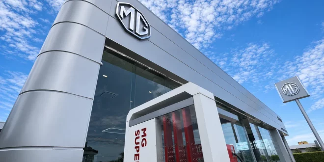 อาคารโชว์รูมและศูนย์บริการ MG พร้อมโลโก้แบรนด์บริเวณด้านหน้า