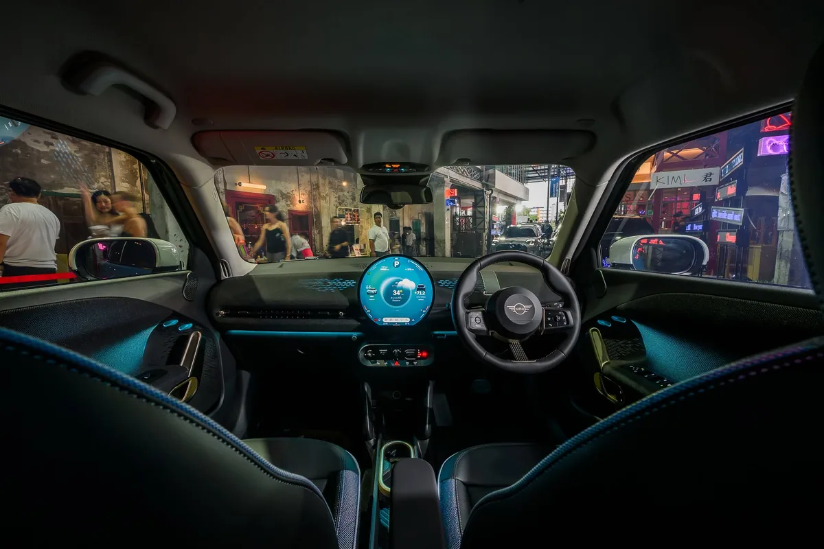 ภายใน MINI Aceman SE ห้องโดยสาร MINI Aceman SE มองจากเบาะหลัง เห็นหน้าจอ OLED ทรงกลมและพวงมาลัย