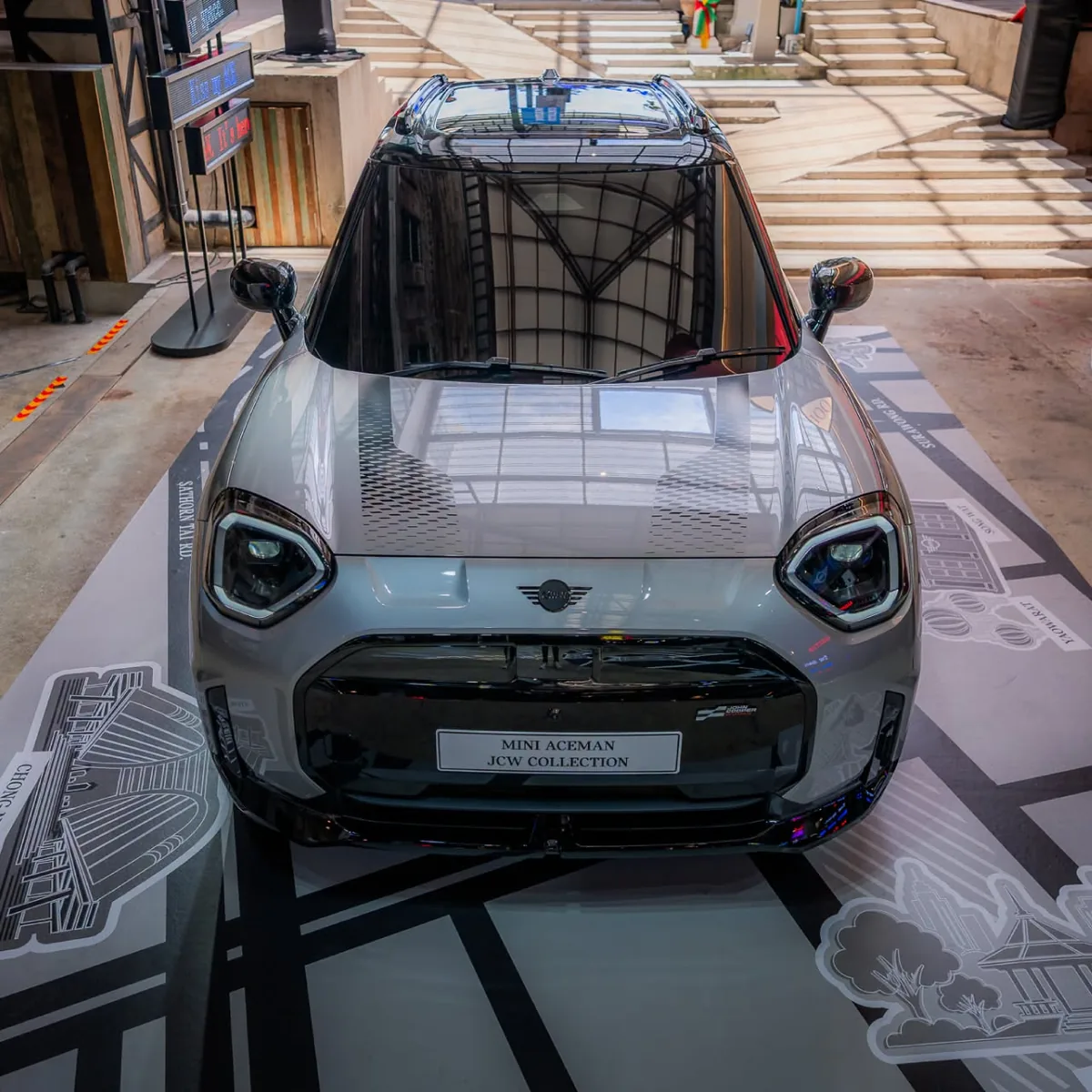 MINI Aceman SE JCW Collection MINI Aceman SE JCW Collection สีเทา มุมด้านหน้าพร้อมป้ายชื่อรุ่น