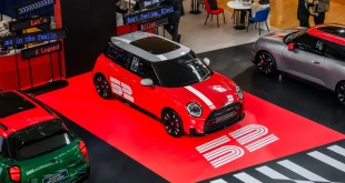 บรรยากาศโซน John Cooper Works ภายในงาน MINI Expo 2026 พร้อมรถ MINI สีแดงจัดแสดงบนพื้นที่กิจกรรม