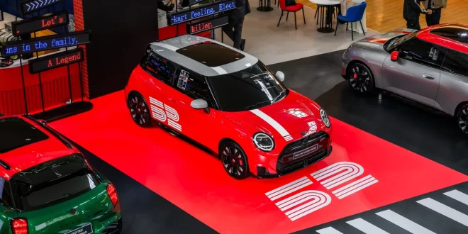 บรรยากาศโซน John Cooper Works ภายในงาน MINI Expo 2026 พร้อมรถ MINI สีแดงจัดแสดงบนพื้นที่กิจกรรม