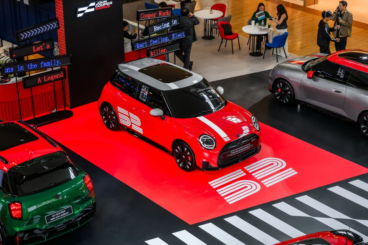 โซน John Cooper Works ในงาน MINI Expo 2026 บรรยากาศโซน John Cooper Works ภายในงาน MINI Expo 2026 พร้อมรถ MINI สีแดงจัดแสดงบนพื้นที่กิจกรรม