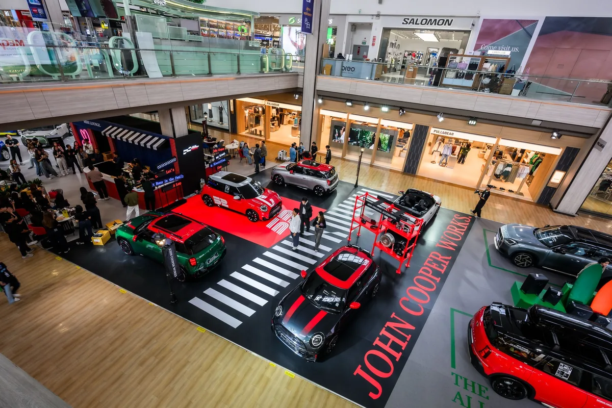 ภาพรวมโซน John Cooper Works ภาพมุมสูงของโซน John Cooper Works พร้อมรถ MINI หลายคันในงาน MINI Expo 2026