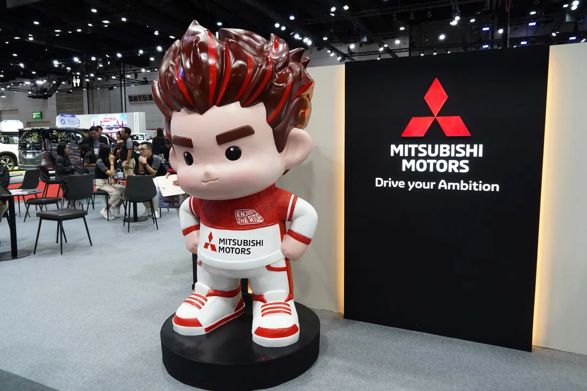 มาสคอต Mitsubishi Motors ในบูธ มาสคอต Mitsubishi Motors ตั้งอยู่ข้างป้ายแบรนด์ภายในบูธ