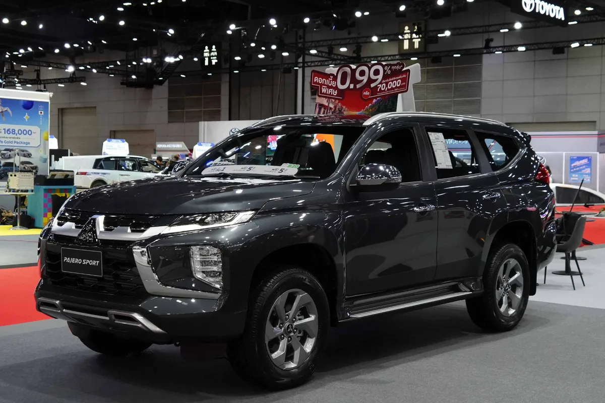 Mitsubishi Pajero Sport Mitsubishi Pajero Sport สีเทาเข้ม จัดแสดงภายในบูธ Mitsubishi Motors
