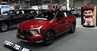 Mitsubishi Xforce HEV สีแดง จัดแสดงภายในบูธ Mitsubishi Motors