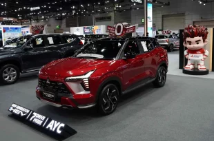 Mitsubishi Xforce HEV สีแดง จัดแสดงภายในบูธ Mitsubishi Motors