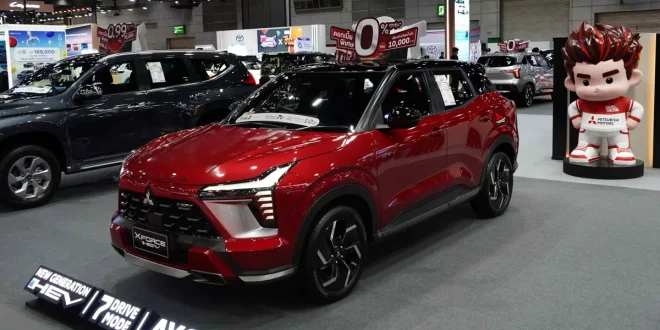 Mitsubishi Xforce HEV สีแดง จัดแสดงภายในบูธ Mitsubishi Motors