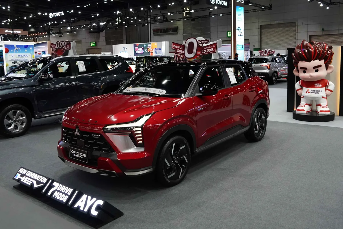 Mitsubishi Xforce HEV สีแดง Mitsubishi Xforce HEV สีแดง จัดแสดงภายในบูธ Mitsubishi Motors