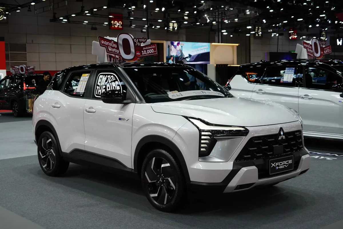 Mitsubishi Xforce HEV สีขาว Mitsubishi Xforce HEV สีขาว จัดแสดงภายในบูธ Mitsubishi Motors