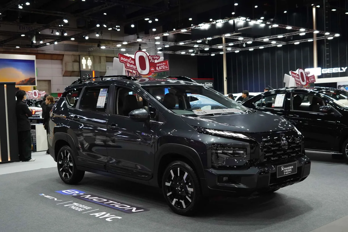 Mitsubishi Xpander Cross HEV Mitsubishi Xpander Cross HEV สีเข้ม จัดแสดงภายในบูธ Mitsubishi Motors