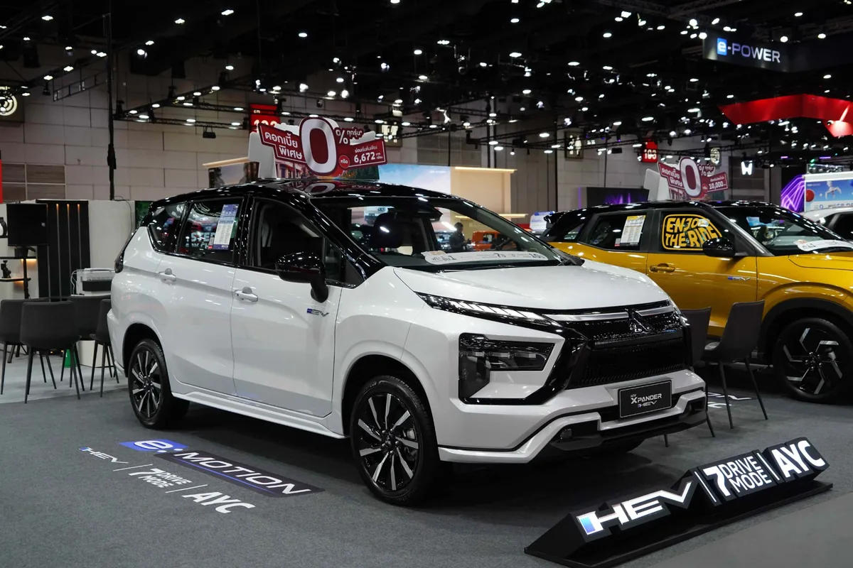 Mitsubishi Xpander HEV Mitsubishi Xpander HEV สีขาว จัดแสดงภายในบูธ Mitsubishi Motors