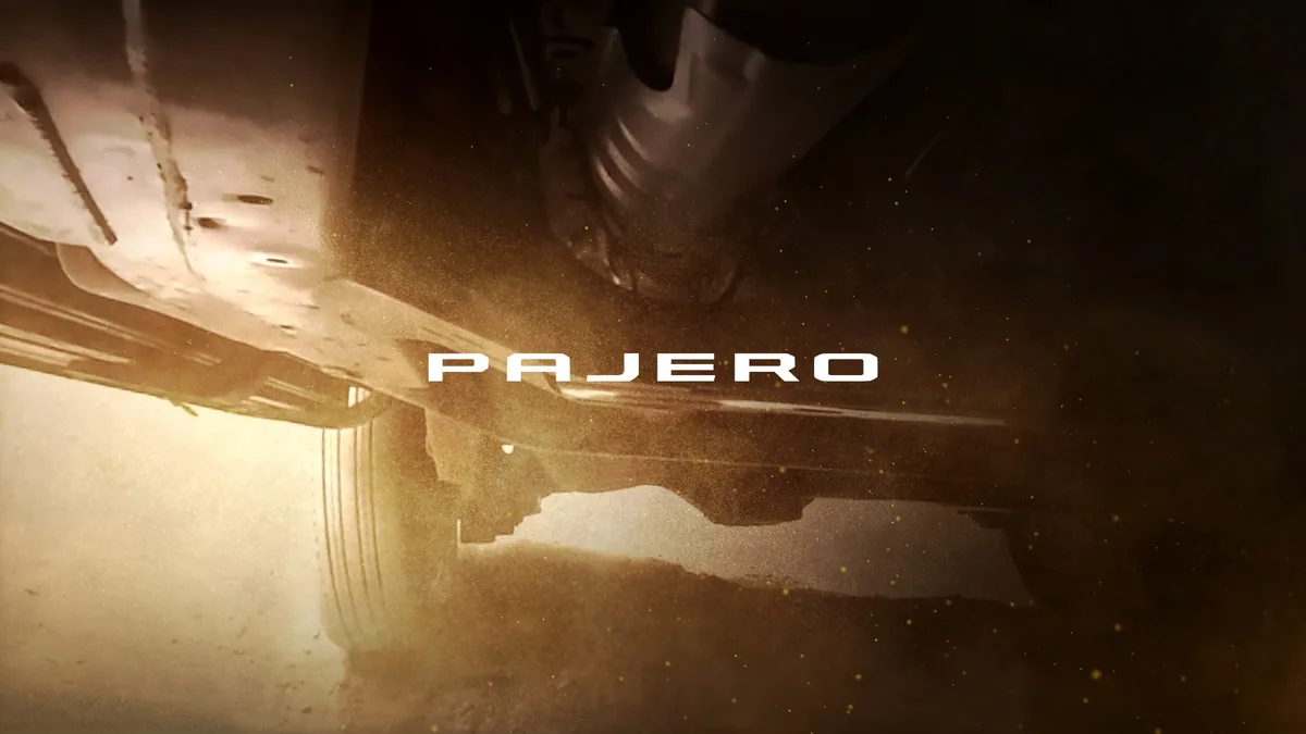 Mitsubishi Pajero Cross Country ภาพหลัก Mitsubishi Pajero Cross Country ภาพหลักแสดงรายละเอียดใต้ท้องรถขณะขับบนเส้นทางฝุ่น